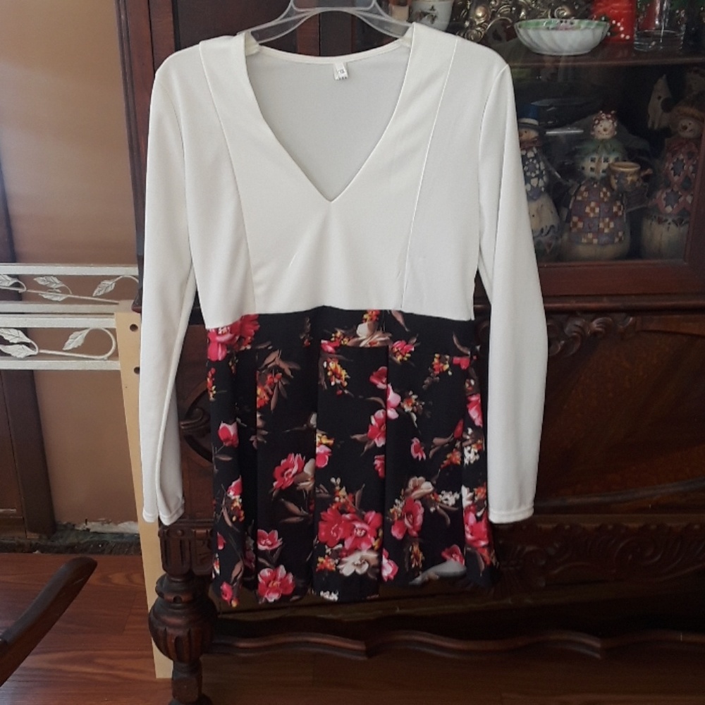 Cute dress  white with floral fits like med/large
